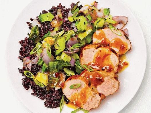 Foaie de porc la grătar foto cu orez negru