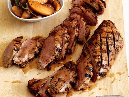 Foaie de porc la grătar foto cu piersici și sos de rozmarin cu muștar
