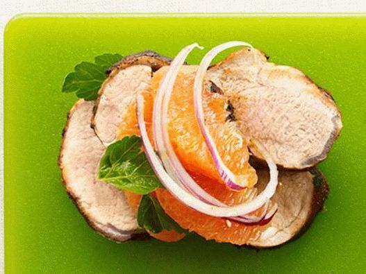 Foaie de porc la grătar foto cu salată de portocale