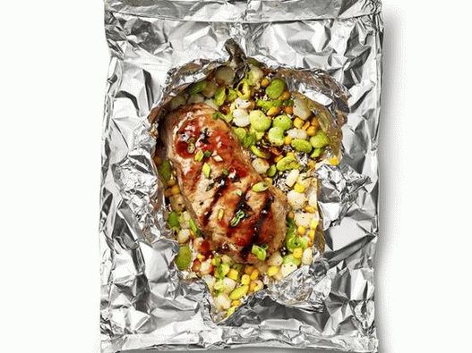 Cutite de carne de porc cu salată de sukkotash în pachete cu folie la grătar