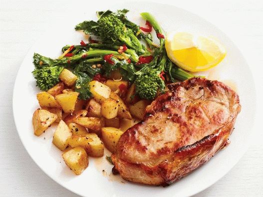 Chops de carne de porc cu cartofi și broccoli rapini