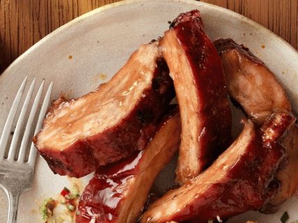 Foto coaste de porc coapte într-un sos dulce-picant