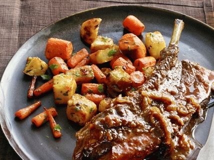 Foto coaste de porc înăbușite în bere de ghimbir