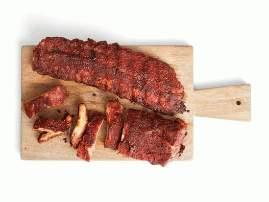 Foto coaste de porc pentru grătar cu o crustă aromată