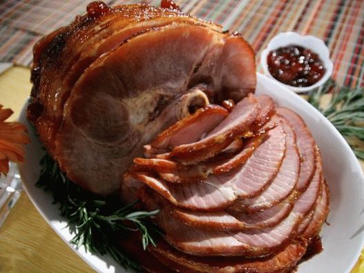 Foto Șuncă de porc coapte într-o glazură ascuțită de vișine