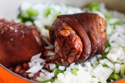 Foto șuncă de porc în stil cubanez cu fasole