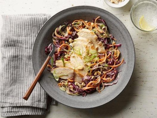 Foto Taitei cu pui de legume thailandez cu curry (dieta integrală 30