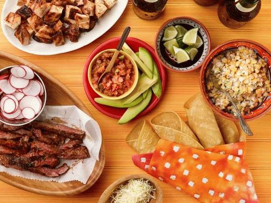 Fotografie cu un bar de taco la grătar cu pui și friptură în glazură portocalie