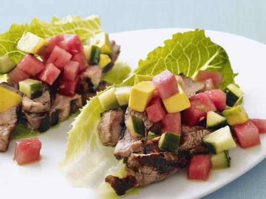 Foto de Tacos cu carne de porc și pepene verde pe salată