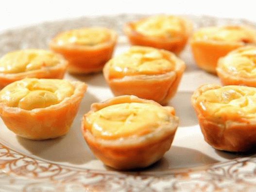 Foto cu torturi cu ceapă caramelizată și brânză de capră