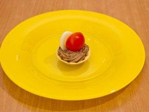  " ></li>
<li>Garnisiți cu săgeți de ceapă verde.  <img src="/wp-content/uploads/images/tartaletki_s_pechenochnim_mussom_foo_6.jpg"alt=