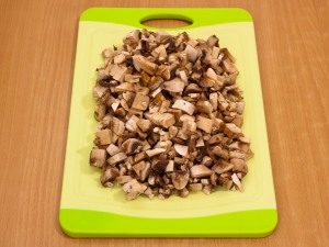  " ></li>
<li>Ouă fierte, răcite în apă rece, coajă, frecați printr-o răzătoare fină. </li>
<li>Cojiți, spălați, tocați morcovii printr-o răzătoare fină. </li>
<li>Se spală verdețurile, se usucă cu prosoape de hârtie, se toacă. </li>
<li>Prăjiți ceapa într-o tigaie cu ulei vegetal. <img src="/wp-content/uploads/images/tartaletki_s_salatom_iz_kurinoj_pecheni_foo_4.jpg"alt=
