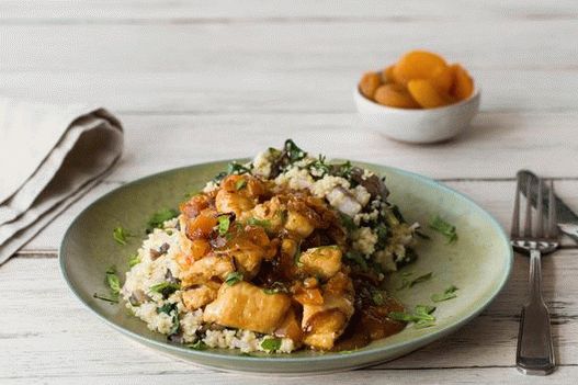 Fotografie de tajine de pui cu măsline și lămâi din conserve