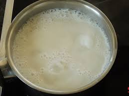  " ></li>
<li>Turnați semințele de cardamom măcinate în amestec și aduceți-le la fierbeți, imediat ce amestecul începe să buleze, trebuie să îl eliminați aragaz și se lasă la infuzat 20 de minute. </li>
<li>Se strecoară lichidul printr-o sită, apoi se bate într-un blender. Cocktail-ul spumos este gata! </li>
<li>Preîncălziți cocktailul dacă intenționați să îl serviți fierbinte. </li>
</ol>
</p><script>
if (typeof jsInputerLaunch === 