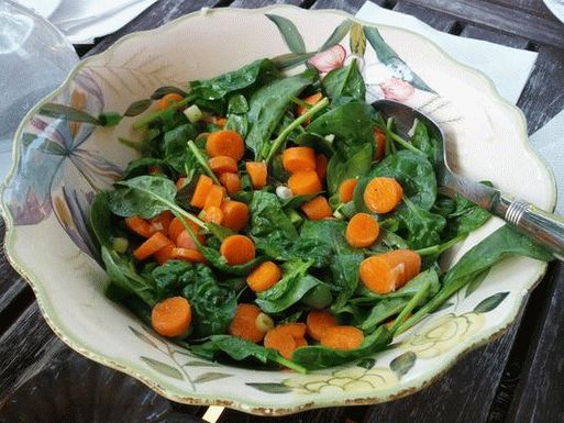 Salată de morcovi și spanac foto
