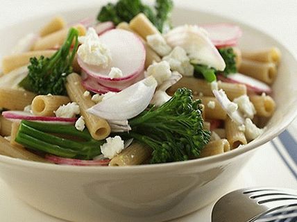 Foto Salată de pastă rigatoni calde cu broccoli și brânză feta
