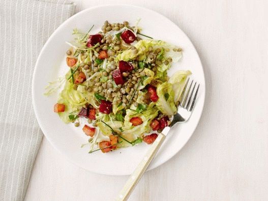 Foto Salată caldă cu linte, sfeclă și slănină