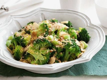 Foto Salată caldă cu varză de broccoli și pesmet panko