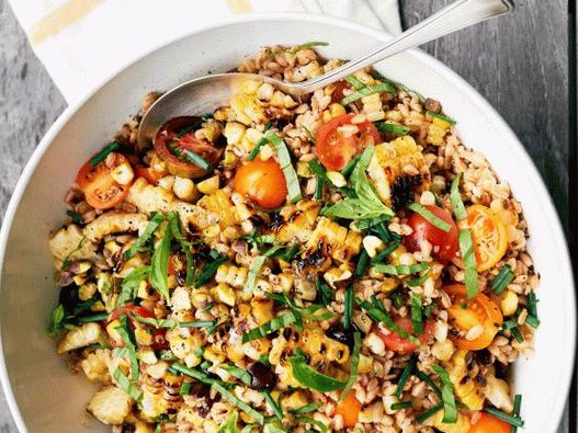 Foto Salată caldă cu spelte (farro) și porumb