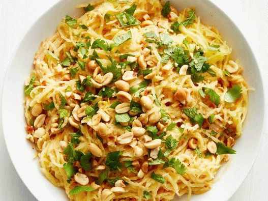 Fotografie cu dovleac de spaghete cu sos de arahide