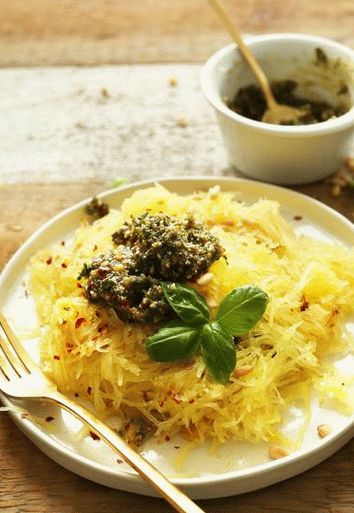 Foto cu dovleacul de spaghete asezonat cu pansament de curry și urlete