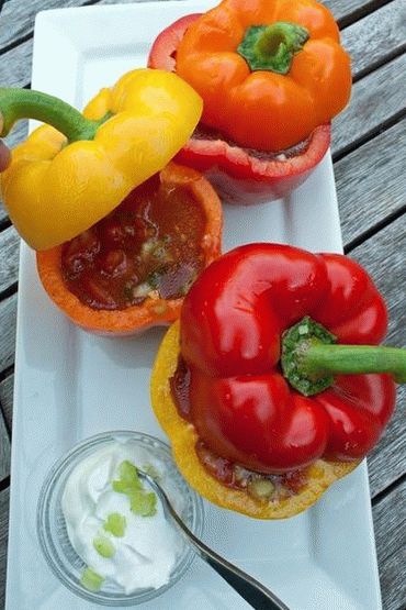 Foto Supa de roșii Gazpacho în căni de ardei iute