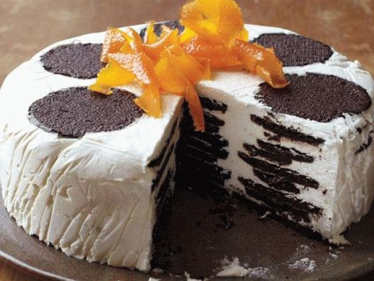 Fotografia unui tort cu gheață cu frișcă de portocale-caramel