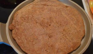  " ></li>
<li>Se amestecă smântână, maioneză, verdeața mărunțită într-un bol cu usturoi. </li>
<li>Pune tortul împreună.  Primul strat: puneți o lingură și jumătate pe clătită sos de smantana-maioneza, castravete ras pe el răzătoare, apoi – morcovi cu ceapă.  Straturile alternează.  mânji părți.  <img src="/wp-content/uploads/images/tort_iz_pecheni_osvezhayushij_foo_4.jpg"alt=