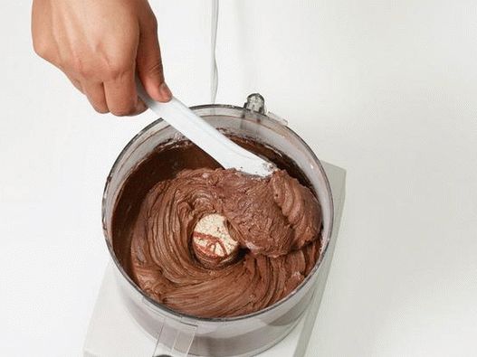 Amestecă ingredientele pentru glazură