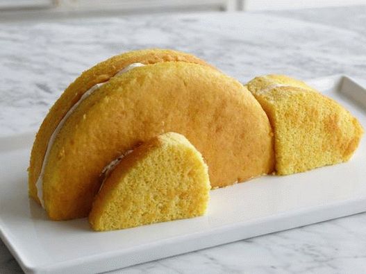 Pune prăjiturile tăiate pe o foaie de copt