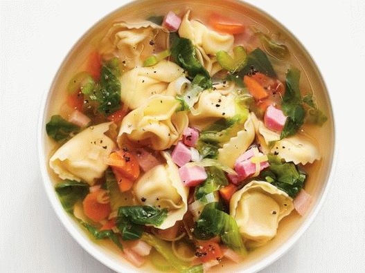 Foto de Tortellini cu brânză și carne în bulion