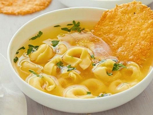 Foto de Tortellini cu brânză într-un bulion ușor