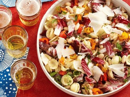 Fotografia unei salate de paste toscane cu legume la grătar