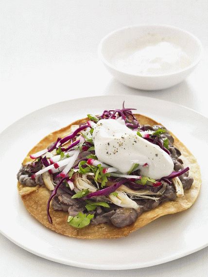 Foto de Toastados cu pui, fasole neagră și salată de varză roșie