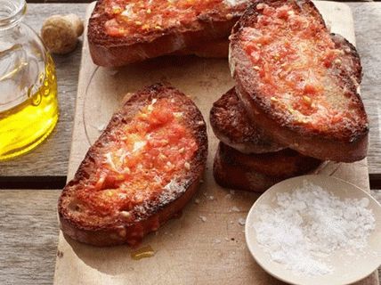 Toasturi foto cu roșii și usturoi