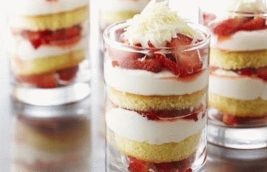 Trifle foto cu căpșuni și cremă de caș