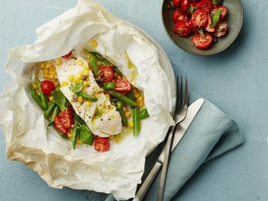 Cod de fotografie în pergament cu roșii și salsa de busuioc