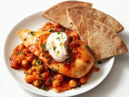 Foto piept de pui brațat cu năut în sos de roșii