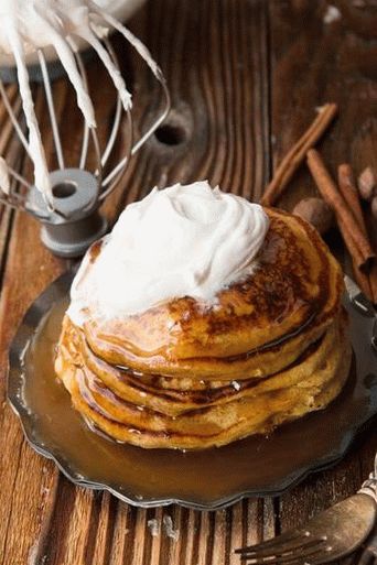 Fotografie cu brânză de căsuță și clătite de dovleac cu sos de caramel