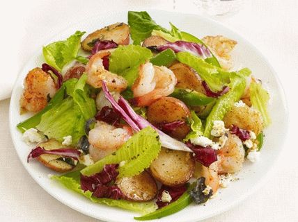 Foto Salată caldă cu creveți și cartofi