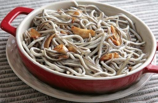 Photo Eel stewed in sos de usturoi