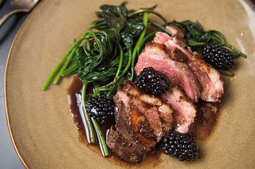 Photo Piept de rață cu sos de fructe de pădure