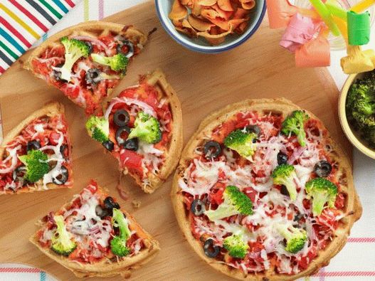 Fotografie cu pizza de plafon obținută din făină de grâu și roșii uscate