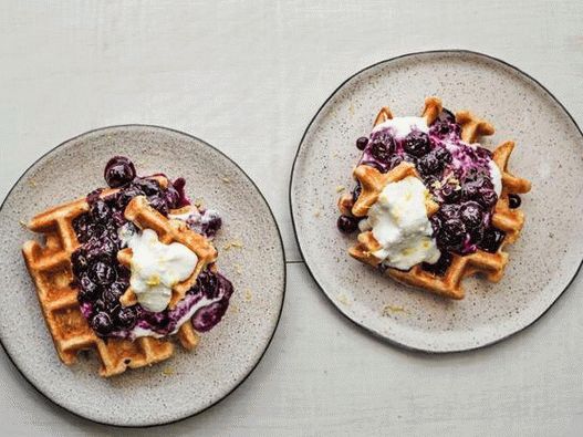 Waffle foto cu compot de afine și cremă de ricotta de lămâie