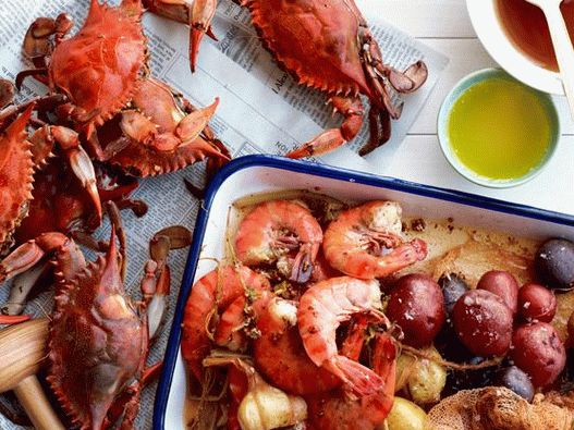 Foto Crab și creveți gătite cu cartofi în condimente
