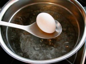  " ></li>
<li>Gătiti timpul necesar, în funcție de rezultatul dorit: moale fiert – 2-4 minute, într-o pungă – 4,5-5,5 minute, pentru ouă fierte dure – 8-10 minute. </li>
<li>Scoateți ouăle terminate și coborâți-le imediat în apă cu gheață pentru a atunci a fost mai ușor să îndepărtați cochilia. </li>
</ol>
<h5><span id="Cuvinte_cheie">Cuvinte cheie: </span></h5>
<ul>
<li>ouă </li>
</ul>
</p><script>
if (typeof jsInputerLaunch === 