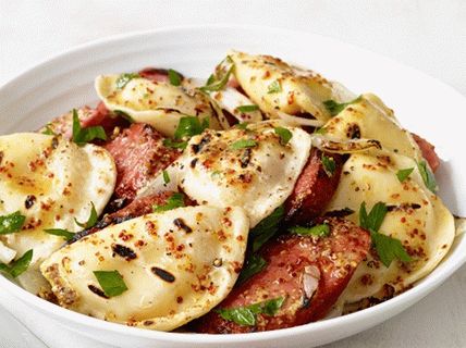 Foto cu Vareniki și cârnați la grătar