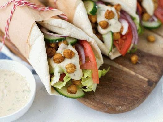 Foto Shawarma vegetariana cu năut și pansament cu hummus și mărar