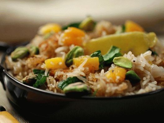 Foto pilaf de orez basmati vegetarieni cu caise uscate