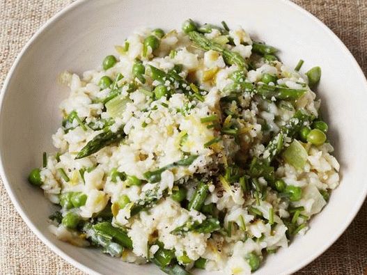 Risotto de primăvară cu mazăre verde și sparanghel
